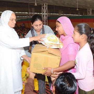 rinkusingh90681's tweet photo. Inspiration by Saint Dr. @Gurmeetramrahim Ji
#FoodForAll is that the Volunteers of @derasachasauda
Created a #Food_Bank where the Poor or needy People easily Collect it Rather Without Any Cost. https://t.co/HIYSdyOGVX