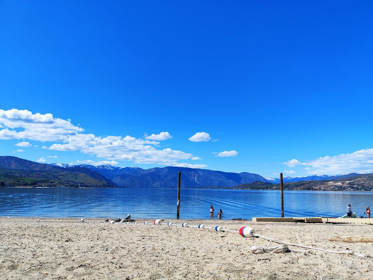 MountainViewLg's tweet photo. If you haven't been at Lake Chelan this last week, you have been missing out!! Blue sky, warm weather, clear water and the beaches have not been crowded at all!! It's not going to stay like this for long! Plan your next trip to Lake Chelan Today! #lakechelan https://t.co/xClpOkkPhX
