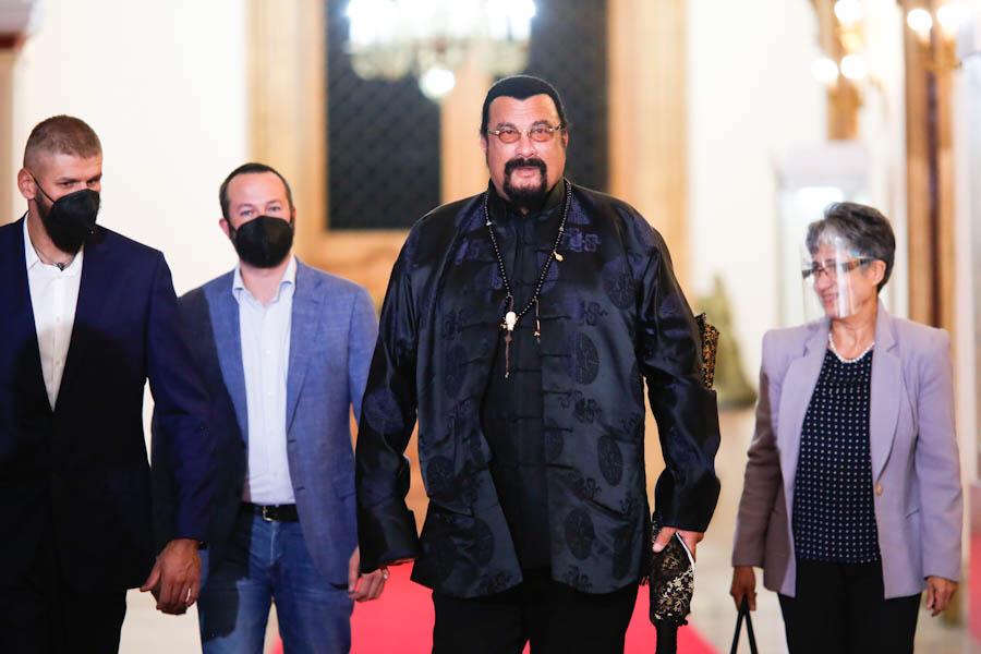 Complacido de recibir la grata visita del actor estadounidense, Steven Seagal. Sin duda alguna, Steven no es solo uno de los grandes del cine, también, es un dedicado luchador por la Paz de los pueblos. ¡Bienvenido!