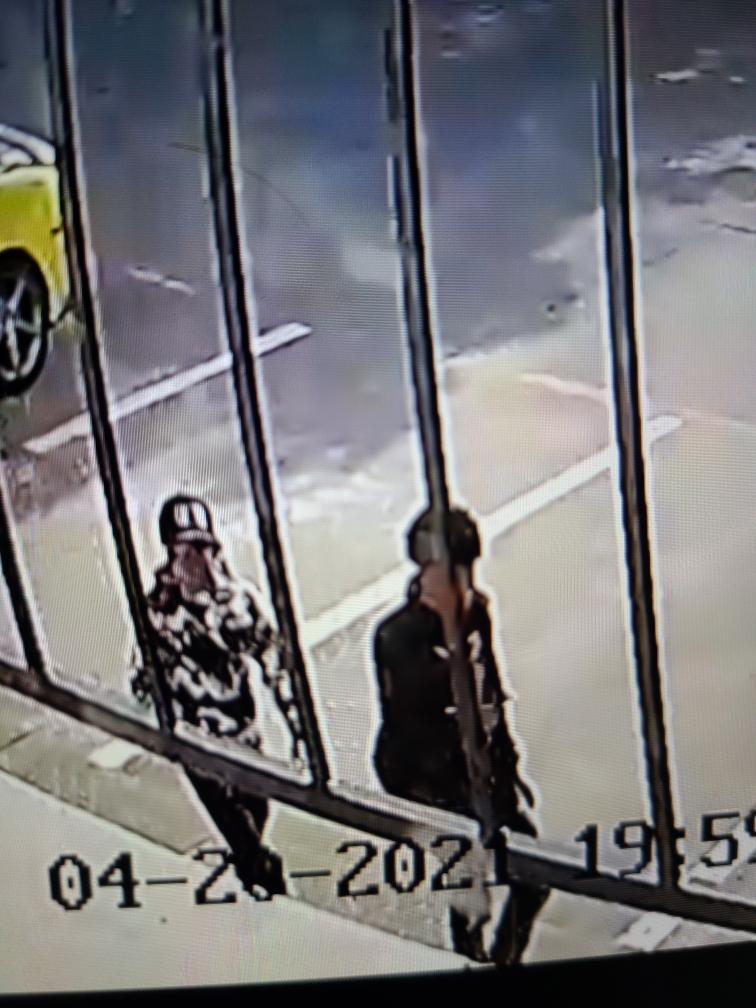 fortworthpd's tweet image. Please help us identify the suspect. #PersonsOfInterest are pictured below.

817-392-4327.