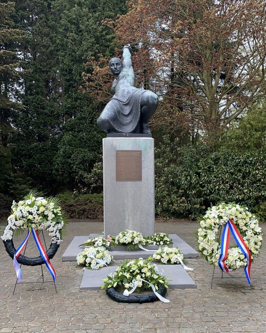 Gisteren lieten we in elk van de kernen een bloemenkrans plaatsen ter nagedachtenis aan de vele oorlogsslachtoffers. Ook waren we 2 minuten stil om hen te herdenken.❤️

Vandaag vieren we onze vrijheid in Nederland. Wij willen iedereen een fijne #Bevrijdingsdag toewensen!🕊🇳🇱