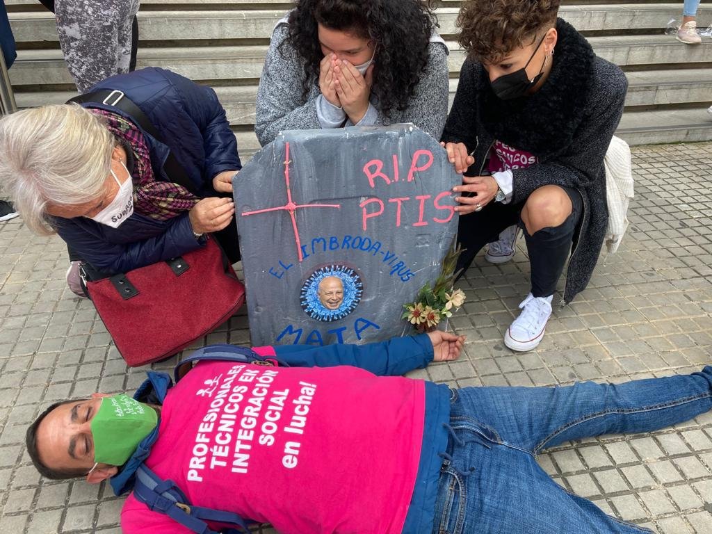 PtisJAEN's tweet photo. @DefensorAndaluz @JuanMarin_Cs @JuanMa_Moreno @joseigs_  los @Ptis andaluces jamás nos rendiremos ante la injusticia y seremos recordados por ello, por qué será recordado usted @javierimbroda ??? #PtisSubrogación #art_130_3LCSP 
#MitrabajoNEEimporta💪🏽 https://t.co/LJucpUxxQX
