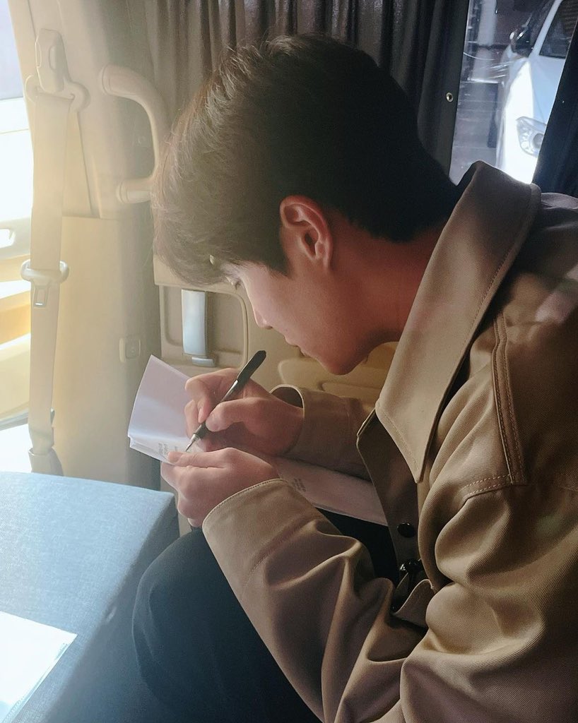 seonhuniverse's tweet photo. [KIMSDATAGRAM 1] #PreferredVideo

<You’re the Reason> Before the recording, actor Seonho who takes note of the lyrics ◡̈ 
-
#KimSeonHo #EpitoneProject #Collaboration #ThoughOnlyLookingAtThePicture #Heart #PitAPat #PreferPrefer #☺️ https://t.co/XG54ABrLve
