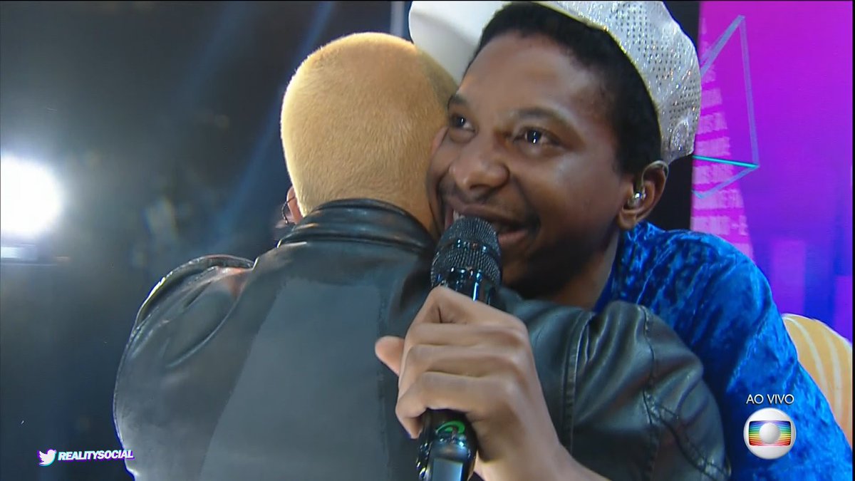 Projota's tweet image. NÃO PRECISA DE LEGENDA 👊🏽❤️