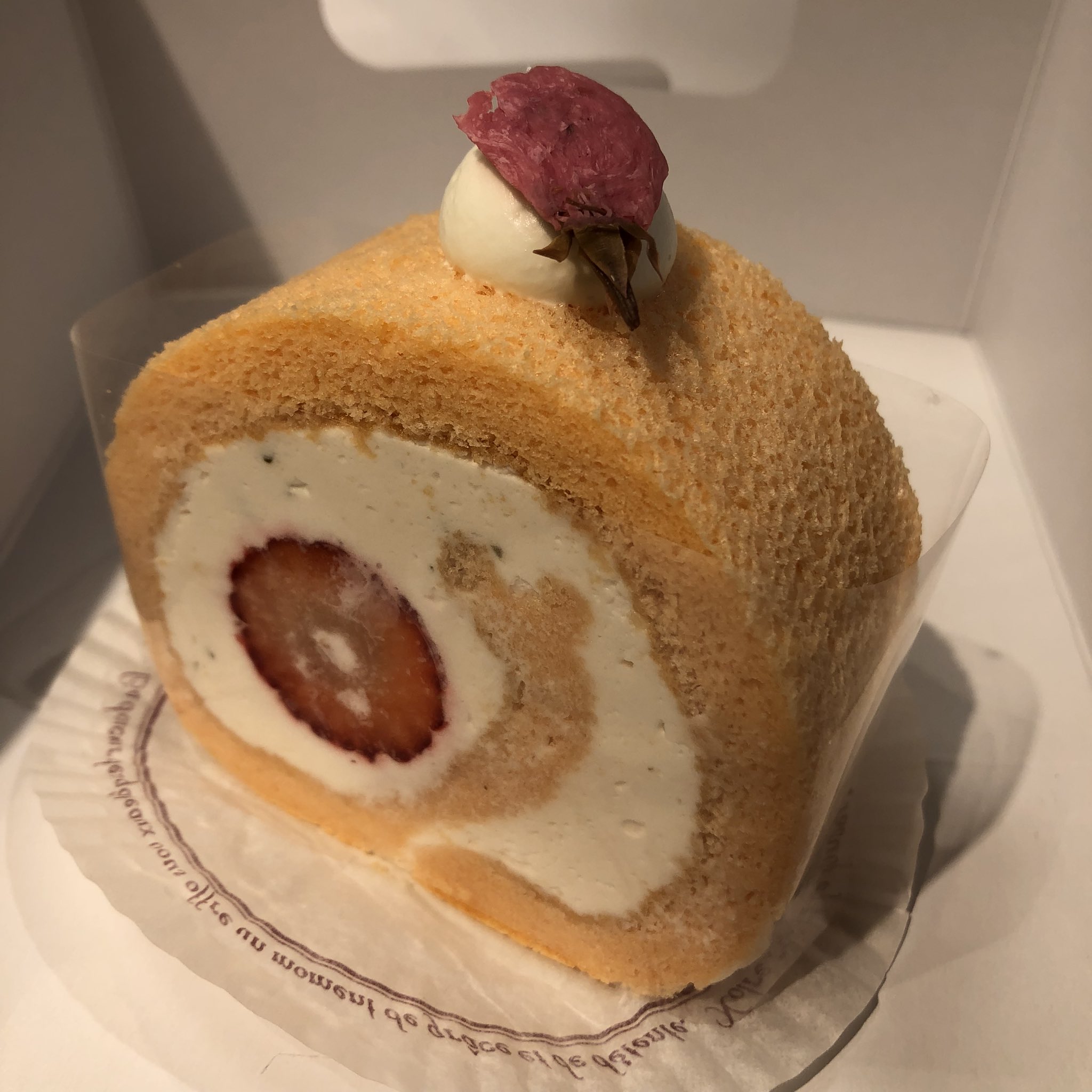ましゃ 札幌グランドホテル マリトッツォ 抹茶 ７００円 桜のロールケーキ ５００円 抹茶が出たと知り買いに行って 桜ロールも買った人 笑 ってかマリトッツォの重量感がパねぇ 笑 抹茶クリームが美味しいし 中のわらび餅も柔らかくて大満足 高いだけある