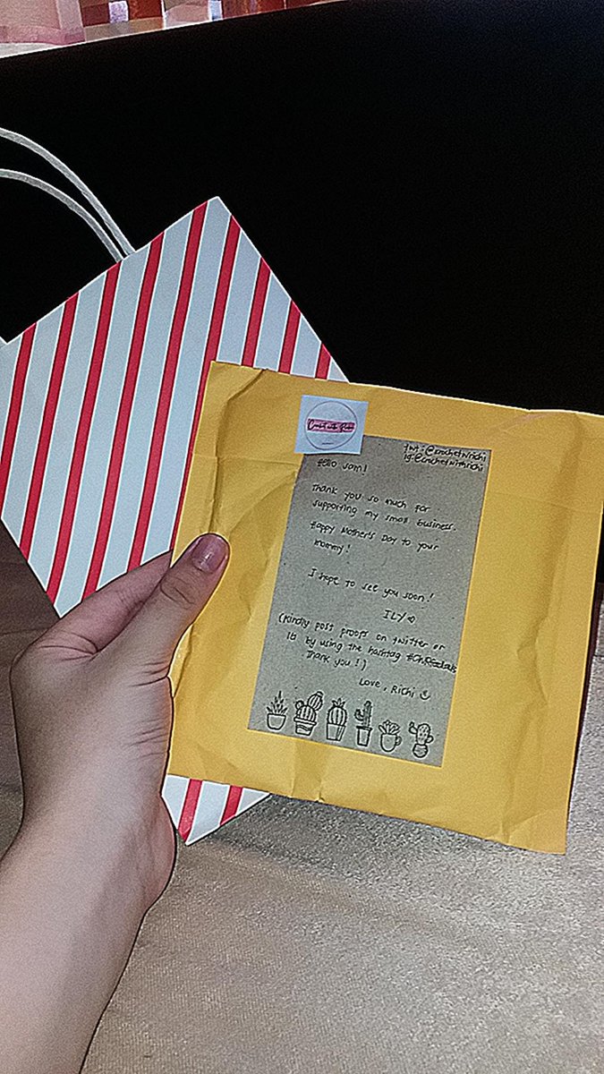 chaerynj's tweet photo. thank you ate chi! @0320HWANGG @crochetwrichi ❤ ang cutie nung packaging and ang ganda nung earrings at keychains! #CWRfeedbacks https://t.co/Vn1DD6scLW