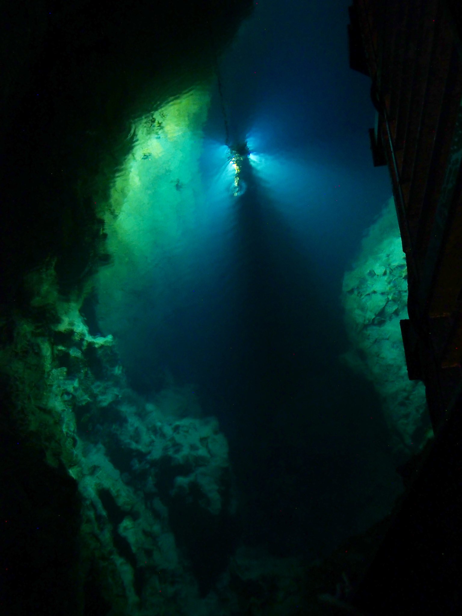 Otsuka Akihiko 龍泉洞の洞窟湖は水の透明度が高くきれいでしたよ 写真がイマイチで伝わらないけど 深さ30 100m以上もあるらしく 水の透明度が高いので 通路から下を覗き込むと高さを感じて怖い 足がすくむ T Co V2ifeeriew Twitter