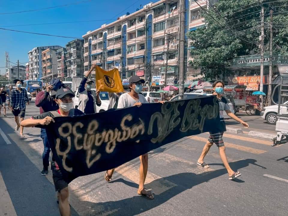 Morning strike in Yangon, Myanmar.
#WhatsHappeningInMyanmar 
#May5Coup