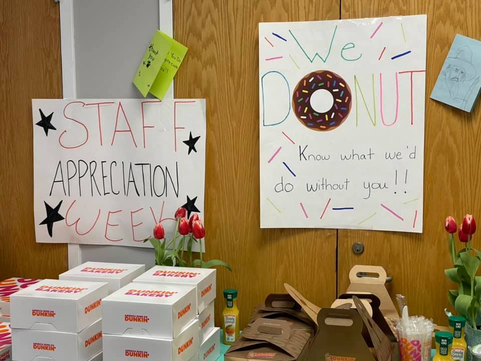 oqmsPTO's tweet photo. OQ PTO would like to celebrate the "PUN"tastic staff!  Thank you for all you do for our children! Thanks to all parents who donated!
Monday:  We Donut know what we'd do without you!  Grab and go breakfast https://t.co/jTV0tgfztB
