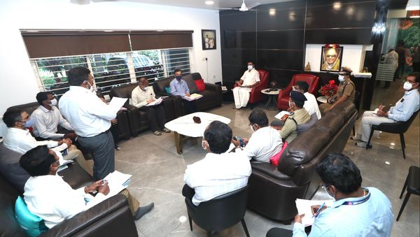 Thalapathi_DMK's tweet photo. நோய் பரவாமல் தடுத்தல்-தொற்றுக்குள்ளானவர்களைக் காப்பாற்றுதல் ஆகிய இரு குறிக்கோள்களைத் தமிழக அரசு மேற்கொண்டுள்ளது.
புதிய கட்டுப்பாடுகளை
அரசாங்கத்தின் கட்டுப்பாடுகள் எனக் கருதாமல் மக்கள் தங்களின் கட்டுப்பாடுகளாக நினைக்க வேண்டும்.
அரசும் மக்களும் இணைந்து #COVID19-ஐ வெல்வோம்!@mkstalin https://t.co/2Qfg7NYOqF