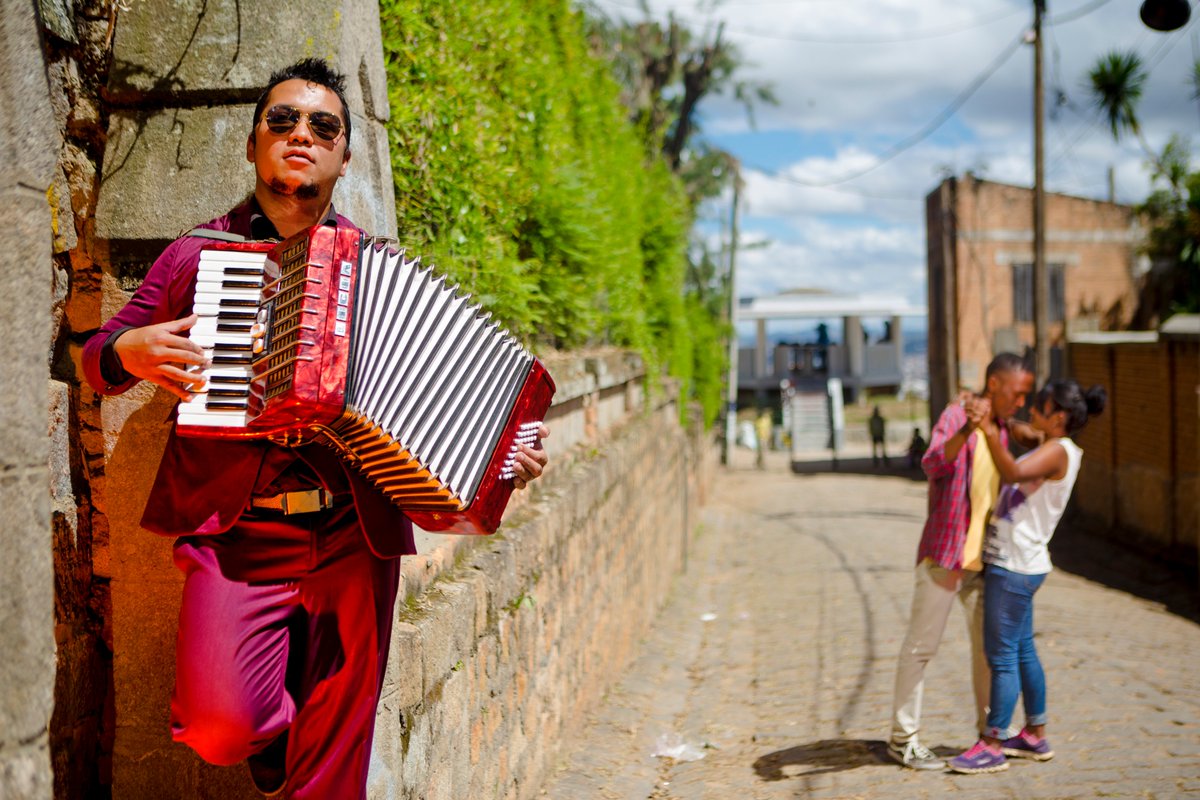 Doda l'accordéoniste.
#𝗧𝗔𝗡𝗔𝗚𝗥𝗢𝗨𝗣 🎼 𝑢𝑛 𝑜𝑟𝑐ℎ𝑒𝑠𝑡𝑟𝑒 𝑑'𝑎𝑛𝑖𝑚𝑎𝑡𝑖𝑜𝑛 𝑝𝑟𝑜𝑓𝑒𝑠𝑠𝑖𝑜𝑛𝑛𝑒𝑙 𝑝𝑜𝑢𝑟 𝑡𝑜𝑢𝑠 𝑣𝑜𝑠 𝑒́𝑣𝑒̀𝑛𝑒𝑚𝑒𝑛𝑡𝑠: 𝑀𝐴𝑅𝐼𝐴𝐺𝐸, 𝑆𝐸𝑀𝐼𝑁𝐴𝐼𝑅𝐸, 𝑒𝑣𝑒𝑛𝑡 𝐸𝑁𝑇𝑅𝐸𝑃𝑅𝐼𝑆𝐸, 𝐵𝐴𝑃𝑇𝐸𝑀𝐸, 𝐴𝑁𝑁𝐼𝑉𝐸𝑅𝑆𝐴𝐼𝑅𝐸 😍