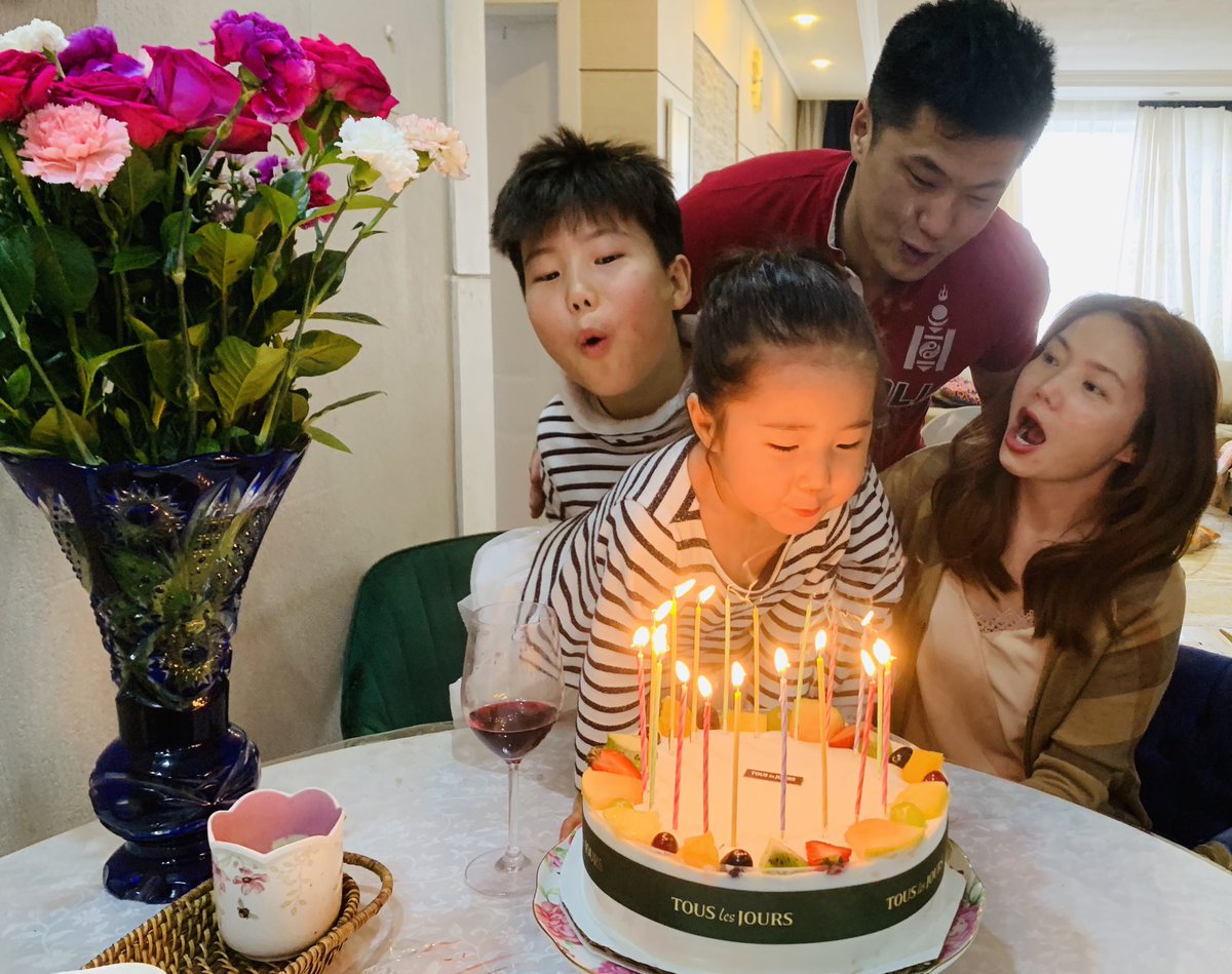 Эцгээс үүдэж, эхээс эснисний баяр жаргаланг эдлэн ,энхрий хайртуудтайгаа мөрөөдөл юугаан төсөөлөн даруухан тэмдэглэн сууна.❤️