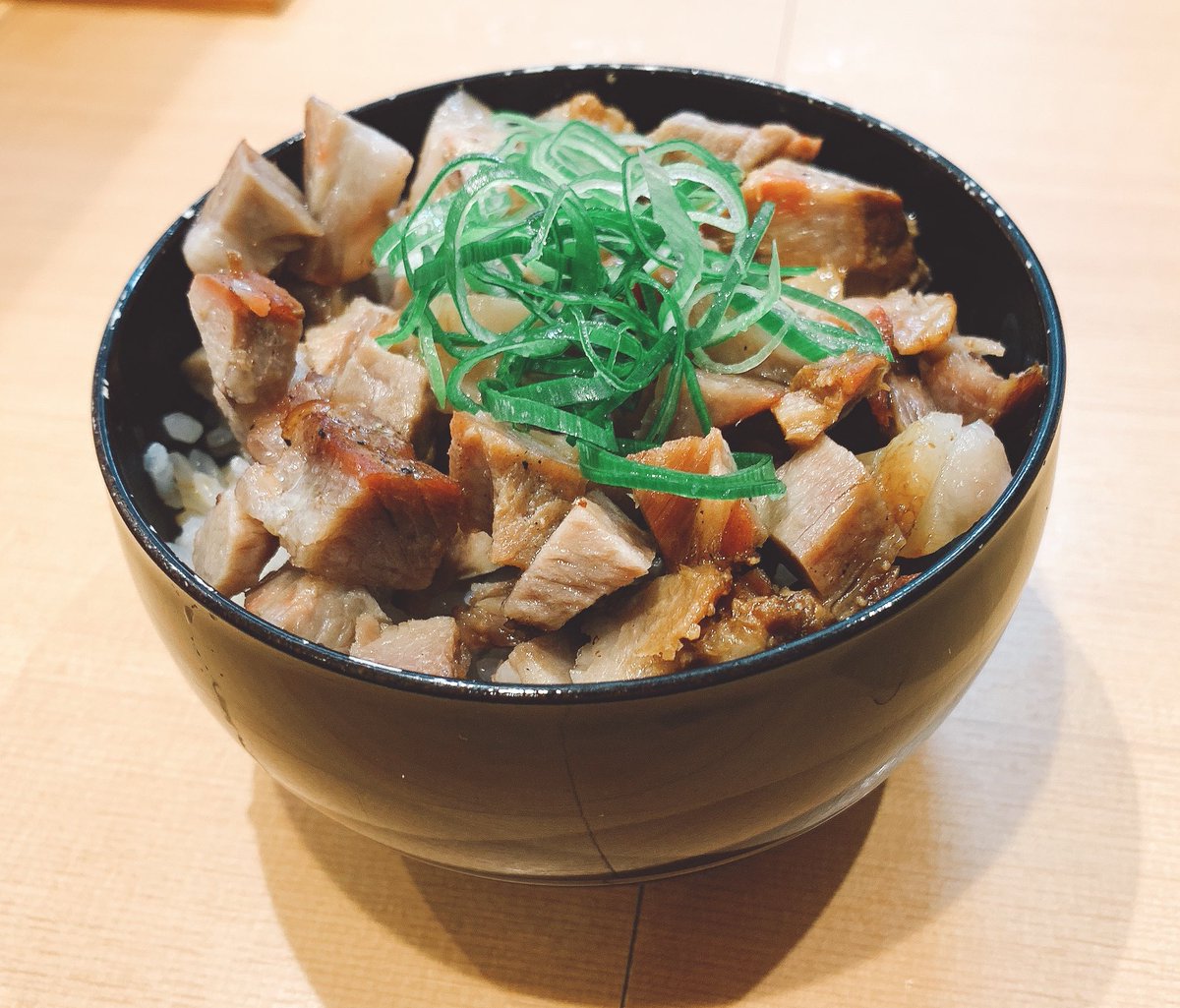 E5kToshi's tweet photo. 今日の昼麺(^ ^)♪
横浜市青葉区桜台　らぁ麺すぎ本
醤油特製らぁ麺＋焼豚ご飯

佐野実氏の最後の弟子で、東京中野区でミシュランを獲得してからこちらに移転
一口目は醤油が前面にきますが、すぐに素材の旨味が押し寄せてきます🤗
今一番食べるべき一杯かも…
たいへんご馳走様でしたm(_ _)m https://t.co/WqVwFEzLOL