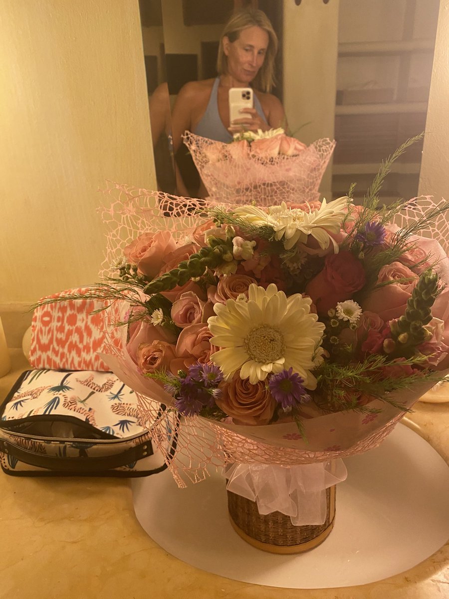 SonjatMorgan's tweet image. When u come back to your room after working hard all day &amp;amp;find these #beautiful #pinkismycolor. Feeling special 💕 Thx 2 every1 who watched tonight &amp;amp; 2 those who tweeted in support 💜 ⁦@helenjon⁩ ⁦@DannyPellegrino⁩ ⁦@tkylemac⁩ ⁦@JoshFlagg1⁩ ⁦@hayu⁩