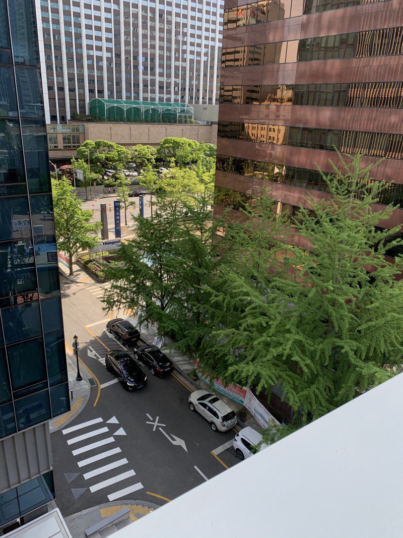 bemypeachjae's tweet image. คนที่ไปตามรอยคาเฟ่น้องดรีมมีแต่คนตกใจอะว่าแจฮยอนโพสท่าชิวขนาดนั้นได้ยังไง มันสูงมากแค่นั่งเฉยๆเท้าก็ไม่ถึงพื้นแล้ว ละนี่คาเฟ่อยู่ชั่น9แจยอนโพสเหมือนอยู่แค่ชั้น2🥲