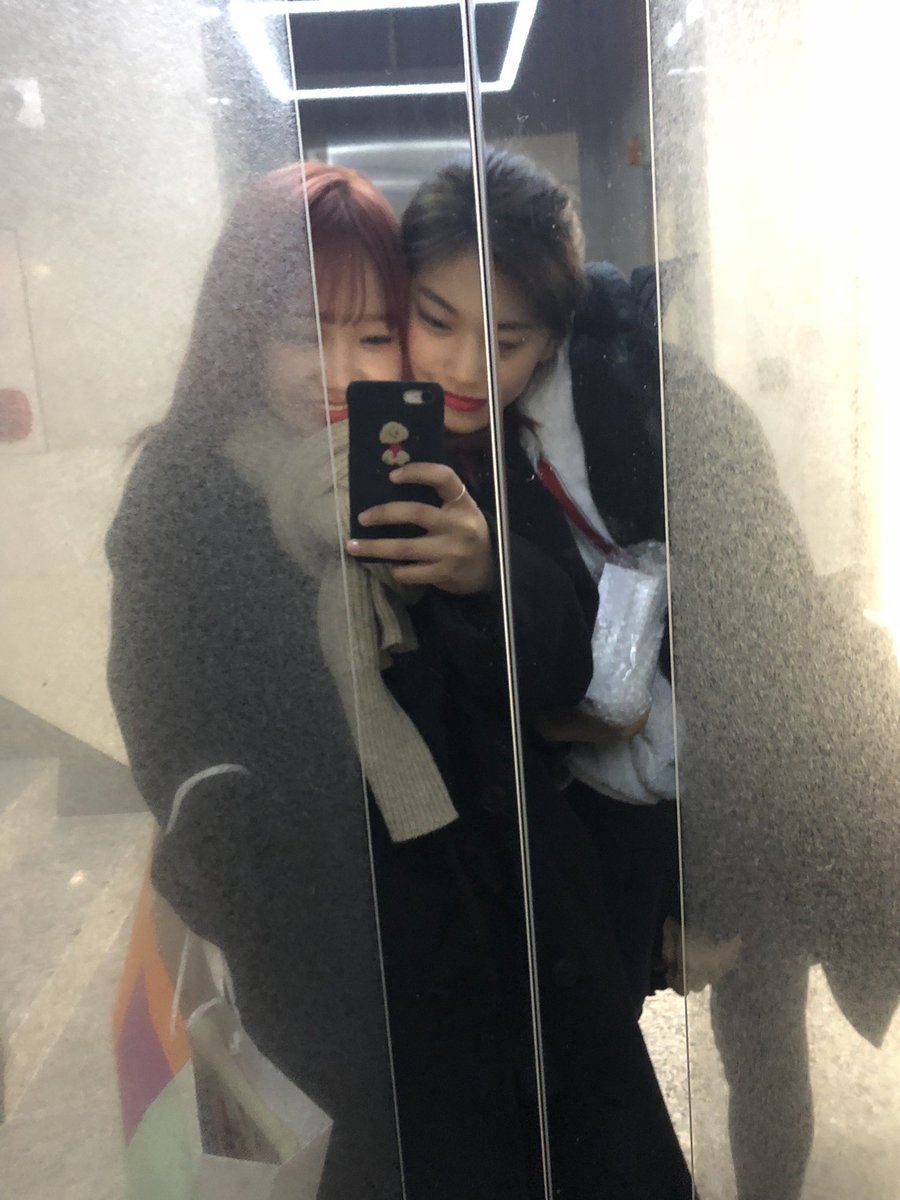 WekiMeki's tweet photo. 방금 오래 된 저장공간 속 
사진 하나를 찾았다 📷 
시간 진짜 빠르넹 🕰 
#유정🌻 #그치 #도연❄️ #아 https://t.co/PvJ7uQcSth