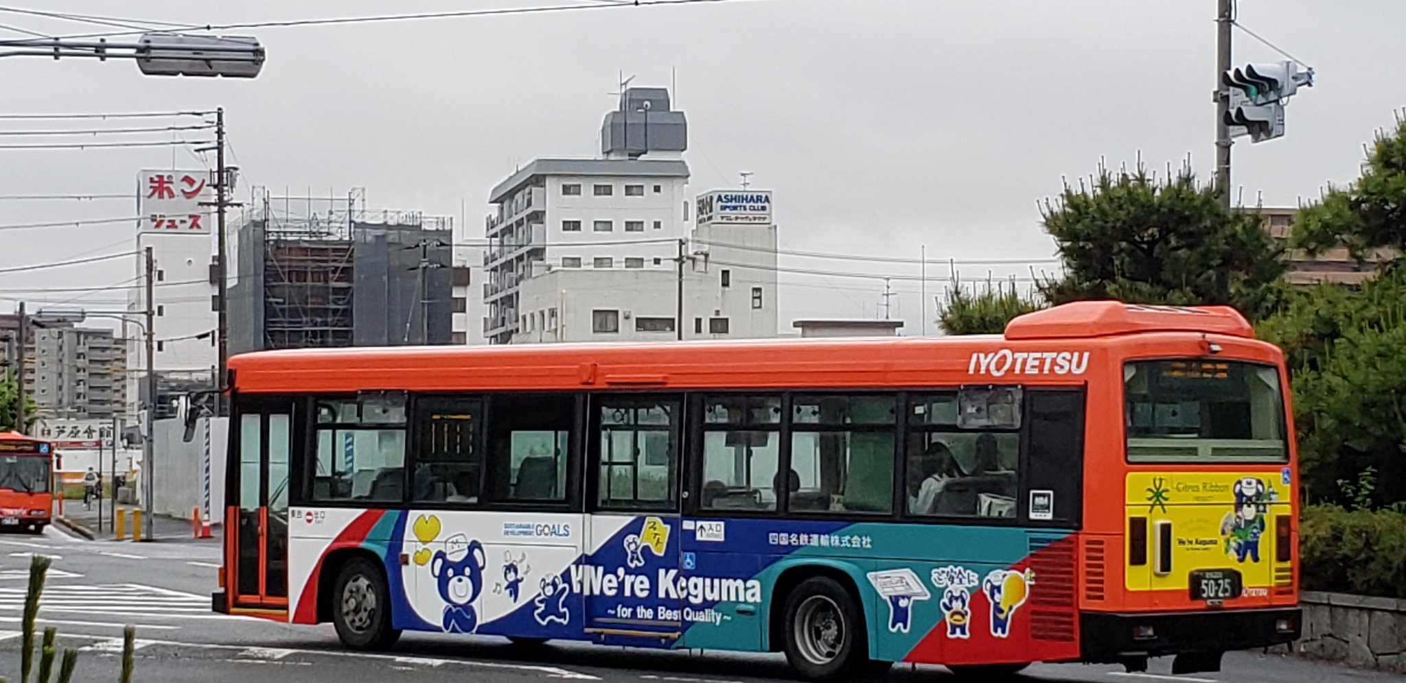 うまうまマリーンズ Jr松山駅前の光景 以前はバスの奥に駅前スタジアムという地元では有名な 5階建てバッティングセンターがあったのですが ついに老朽化で取り壊されたようです T Co Cdfkdrbiqq Twitter