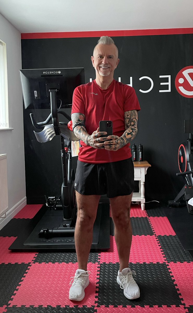 What do you do when you realise you’re colour coded with you’re home gym and equipment..... take a selfie of course..... #selfie #fitness #HomeGym <a href="/Echelon_Fit/">Echelon Fitness</a>