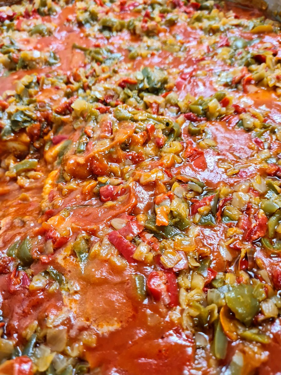 Que la cocina es tiempo, salsas que pasan horas a fuego lento para conseguir sabores inolvidables. Así se cocina este Bacalao a la riojana...😋😋😋😋

#pimiento #cebolla #tomate #bacalao
#tiempo #latabernadebaco #orejadecerdo #callelaurel
#aove #Foodie