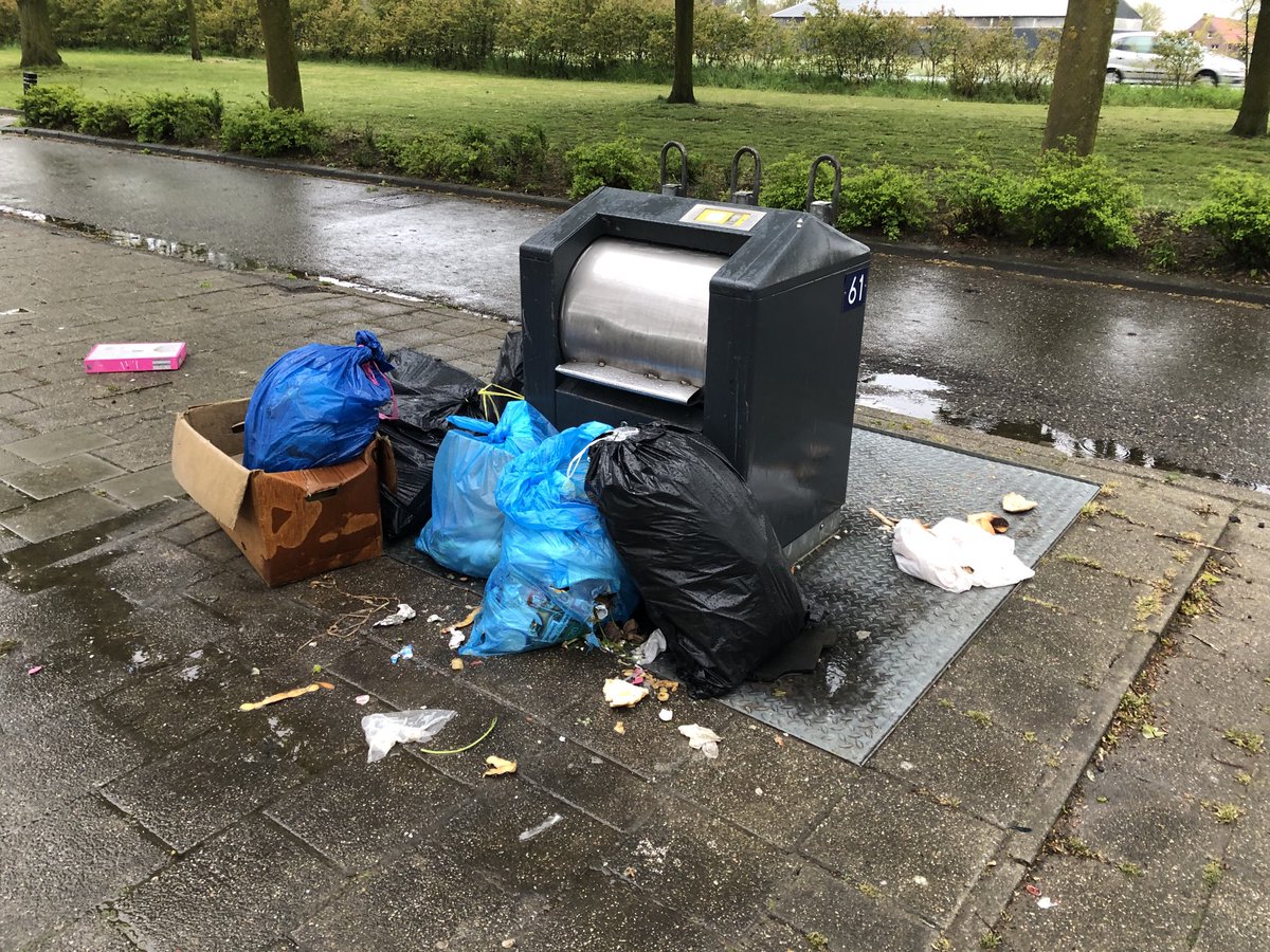 JongelingJ's tweet photo. ⁦@gemeenteweert⁩ bijplaatsingen ivm defect of volle container op Laurenburg https://t.co/lnqC3DWiVA