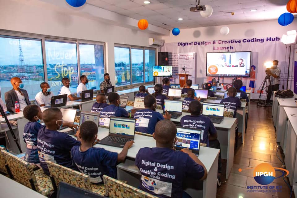 _code_it_'s tweet photo. Ab heute können Schulklassen, Lehrer/-innen und alle Interessierten das „Digital Design und Creative Coding Hub“ in Accra besuchen uns nutzen. 

Danke an @IIPGH1 und @MyTinkerToys für die tolle Eröffnung. https://t.co/BMVm7LC03P