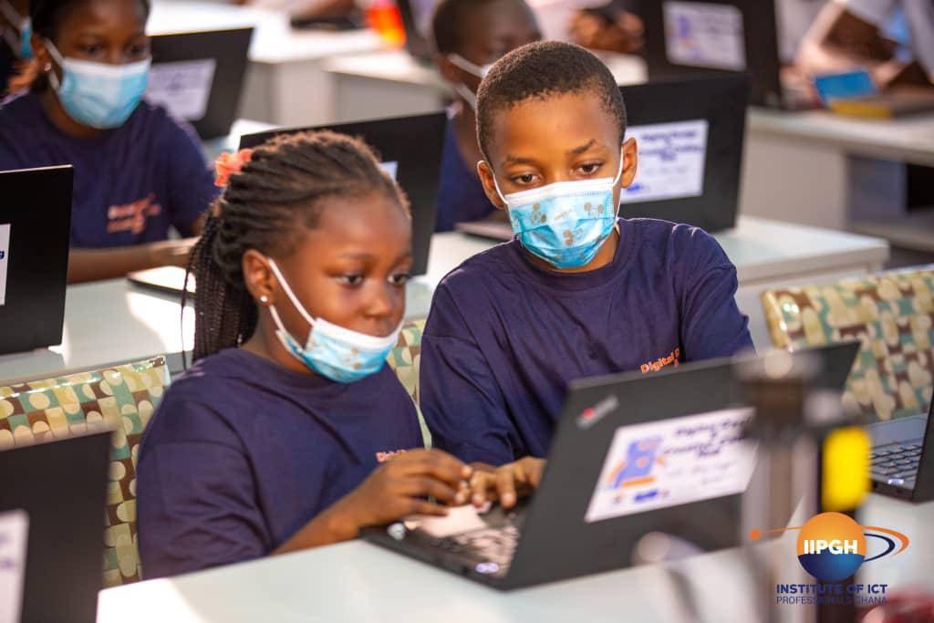 _code_it_'s tweet photo. Ab heute können Schulklassen, Lehrer/-innen und alle Interessierten das „Digital Design und Creative Coding Hub“ in Accra besuchen uns nutzen. 

Danke an @IIPGH1 und @MyTinkerToys für die tolle Eröffnung. https://t.co/BMVm7LC03P