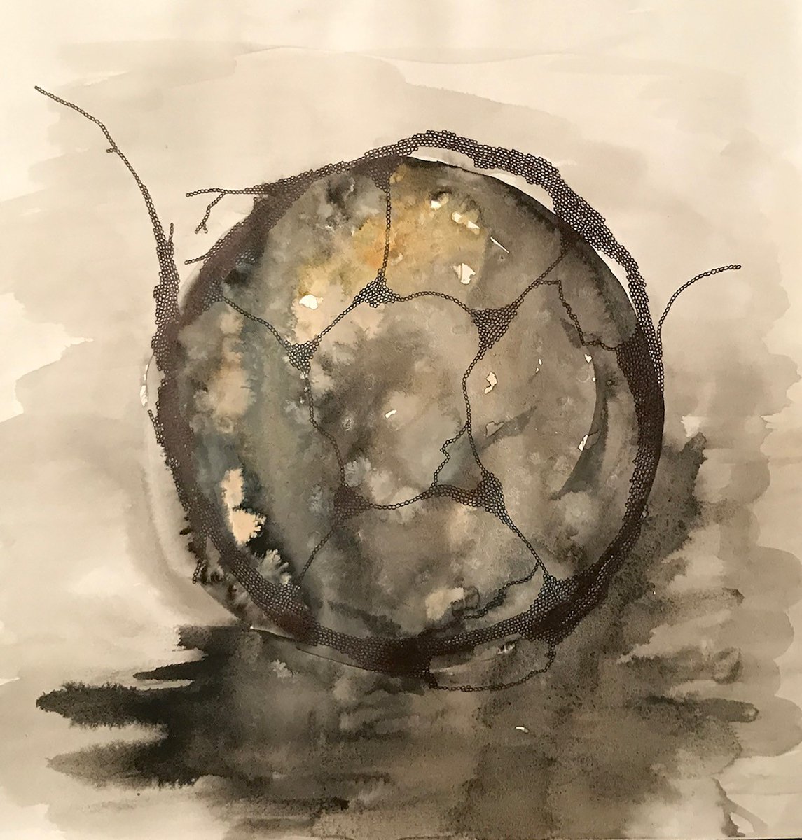 Today’s art is by Kirstie Tebbs, "I am a multi-disciplinary artist inquiring into 'being', exploring the philosophical ideas of presence, time and substance." The work is on show at #gingerlillie_boutique

#HertfordArtTrail2021 #Courtyardarts #Hertfordtc  #Hertford #arts