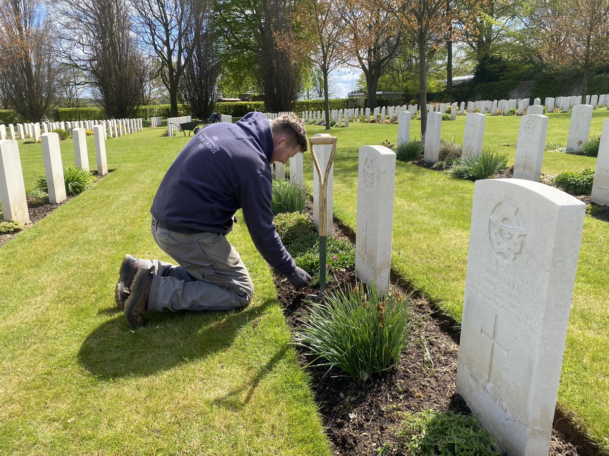 ElizbethjmSmith's tweet image. Our @CWGC gardeners are hard at work preparing for #WarGravesWeek at #Stonefall Cemetery, Harrogate. cwgc.org/our-war-graves…
