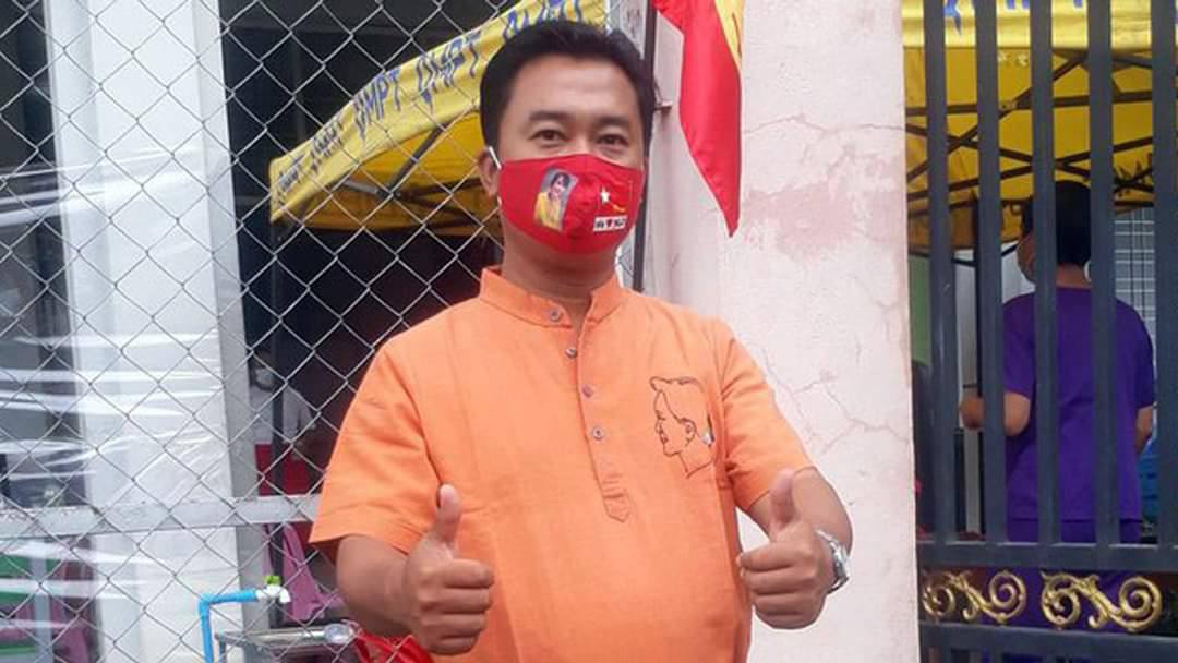 WinThuHtet7's tweet photo. Family members of NLD parliament U ThetWinHlaing, who was died in a bomb blast, was abducted by military junta on May 3. Happened in Pyay, Bago.
#CivilDisobedienceMovement
#WhatsHappeningInMyanmar 
#May5Coup https://t.co/EUzOXfez0W https://t.co/lXZlvIa0lD