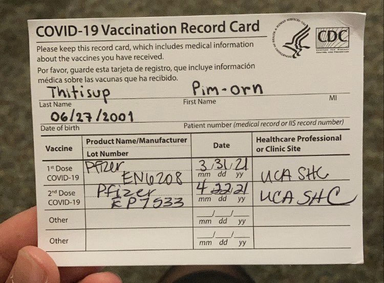 hikaripim's tweet image. เป็นคนสัญชาติไทยแท้ มาเรียนอยู่มหาลัยที่เมกาแค่2ปี เป็นนักเรียนทุนธรรมดาๆคนนึง ตอนนี้ได้ฉีด PFIZER ครบแล้ว2เข็ม ฉีดเข็มแรกไปตั้งแต่สิ้นเดือนมีนา *ไม่มีค่าใช้จ่ายใดๆทั้งสิ้น* ใช่ค่ะดิฉันได้ฉีดวัคซีนฟรี เค้ามาฉีดให้ที่มหาลัย ใครบอกว่าเมกาไม่มีทางฉีดวัคซีนให้คนไทยนะคะ //เอียงคอสงสัย