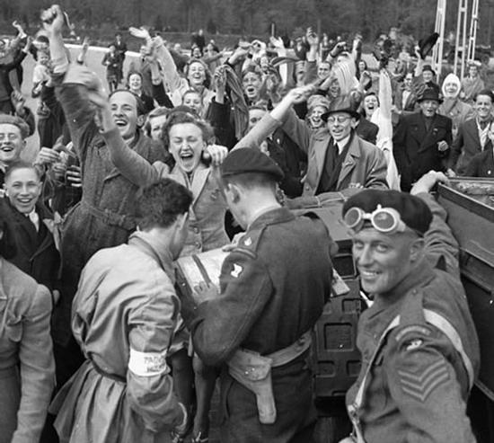 CanEmbNL's tweet photo. May 5th also marks Dutch #HeritageDay in 🇨🇦, recognizing the special relationship between 🇳🇱 and 🇨🇦, and honouring the sacrifices of Canadian soldiers who fought for the liberation of 🇳🇱. #CanadaRemembers #LestWeForget #FriendshipandFreedom https://t.co/1xc9wqJ2Ib