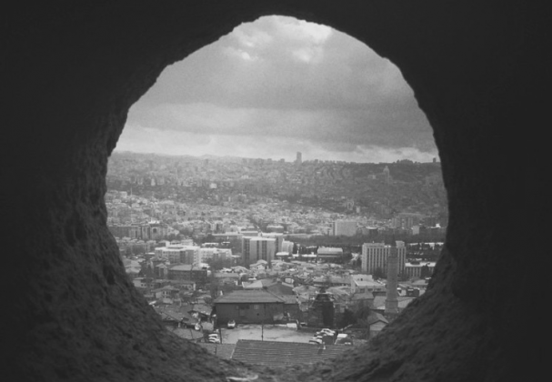 "Her sokak, bir mana, bir hatıra, bir izlenim, bir düş/üş sakladı, saklıyor. Bu yazı, benim Anakara’ya yüklediğim anlamlar dizisidir."

<a href="/unhommequilit/">NN</a> yazdı.

|| lavarla.com/anakaranin-gor…