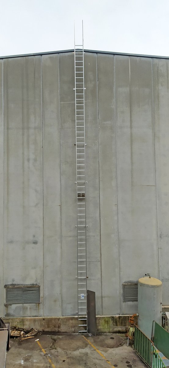 Fallprotec_SL's tweet photo. Escalera SafeLadder® de 15m de altura con línea de vida de rail incorporada, más 2 carros anticaídas VIA 4 con absorbedor de energía.
Solución instalada en fábrica de Castellar del Vallés Barcelona.

https://t.co/0IxuBjJsXS

#escalerasdeacceso
#lineasdevida
#seguridadlaboral https://t.co/PYe5BqP2BP