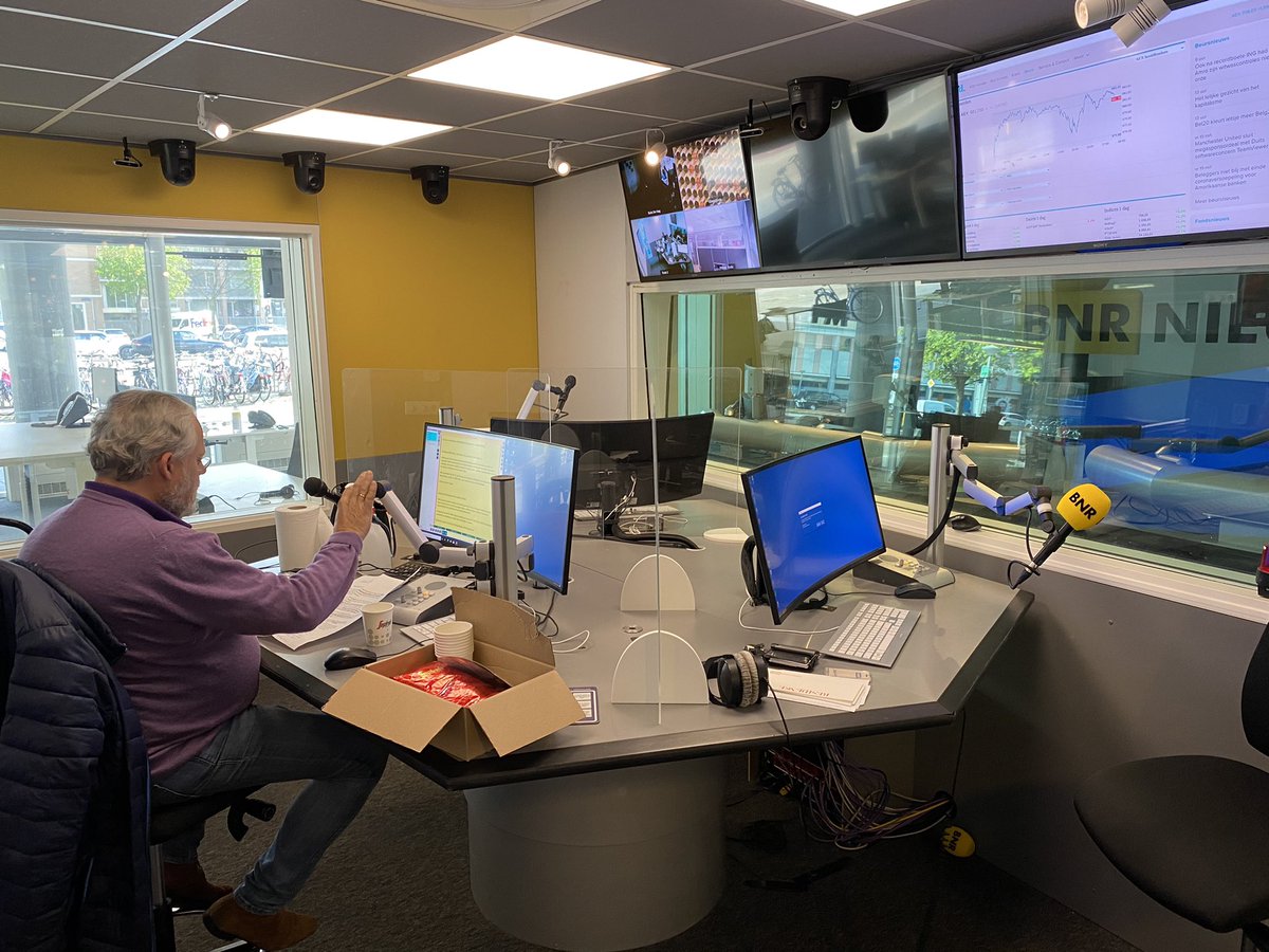BNRpetrolheads's tweet photo. Als goedmakertje voor de bezemkast onlangs, zitten we voor #pc179 nu in de allergrootste studio die @bnr heeft. https://t.co/3bTa4gGs38