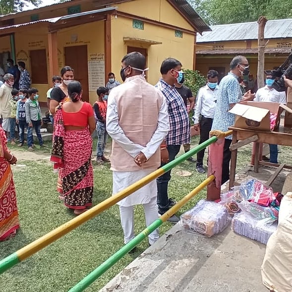 himantabiswa's tweet photo. Tragic exodus of people from Bengal continues!

Over 450 people, who crossed over fearing ruthless oppression in Bengal, are put up in 2 shelters in Dhubri. They're are getting relief, &amp; also being tested for #COVID19

@MamataOfficial Didi is fueling miseries of people. Shameful! https://t.co/xaBztUFOri