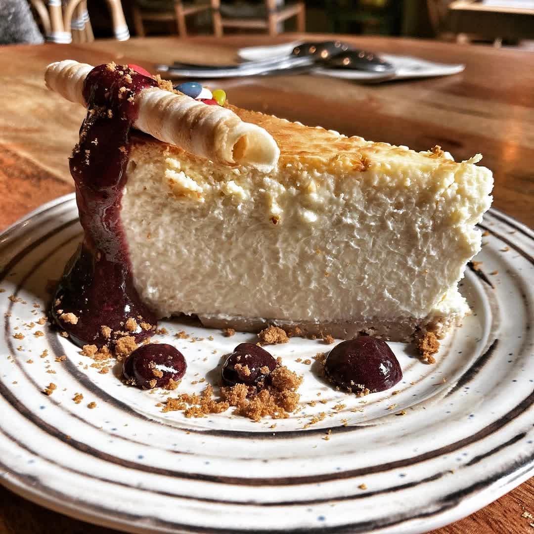 ChifaVsNazca's tweet photo. Nuestra tarta de queso con una receta única, si aún no la has probado... No puedes terminar sin ella 😉

@LaVidaEnTapas #alameda #Sevillahoy #TDSGastro #Seville #tapas #Gastro #Niguiris #wok #cocktails #makis #ceviche #Tarta #TartaDeQueso #ChifaVsNazca #SameSameButDifferent https://t.co/fP8VWVTXW3