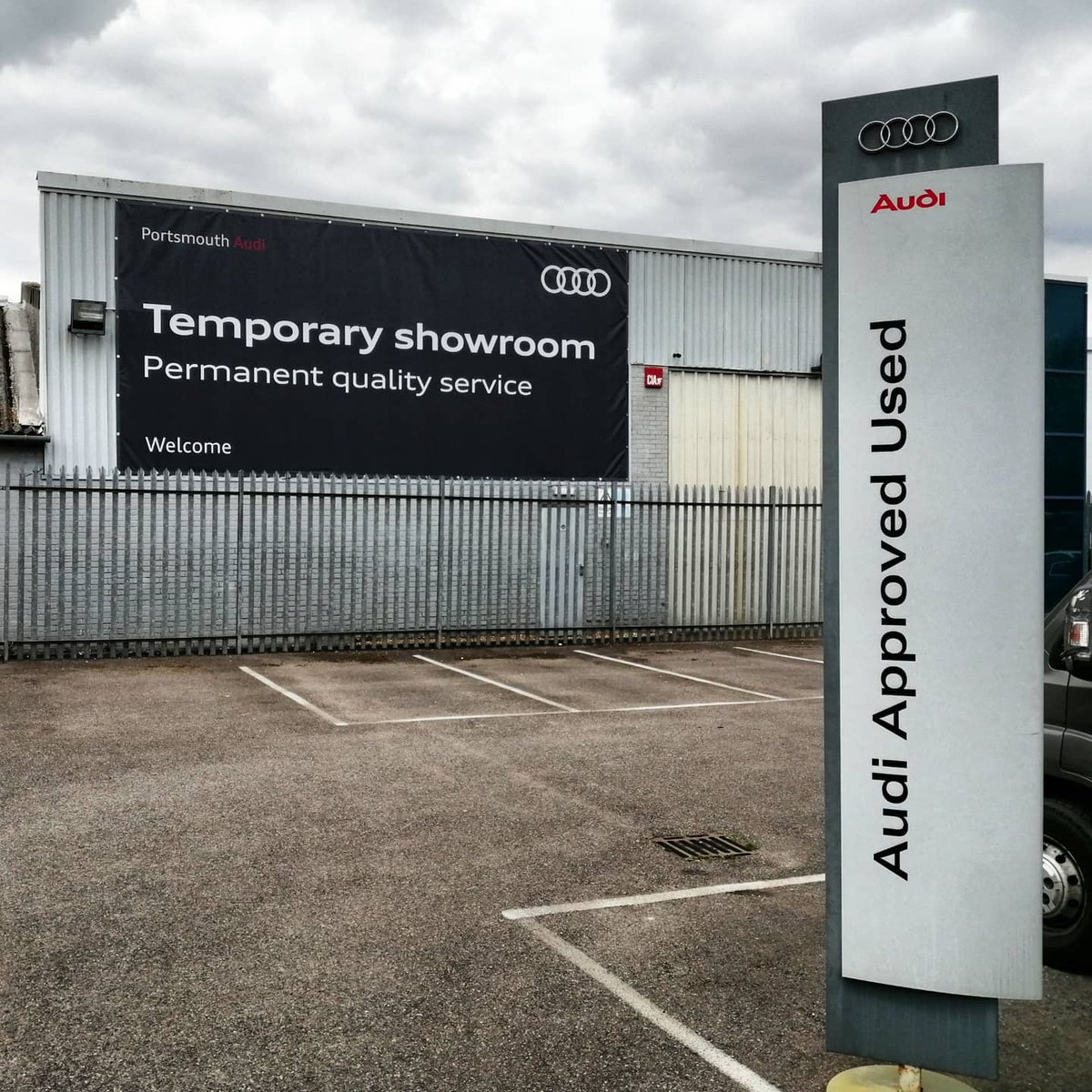 ElmtreeSigns's tweet image. Sizable mesh banner installed at Portsmouth Audi last week - In a windy location by the sea, mesh banners are essential to withstand the weather!

#banner #meshbanner #signage #branding #portsmouth #audi #portsmouthaudi #wind