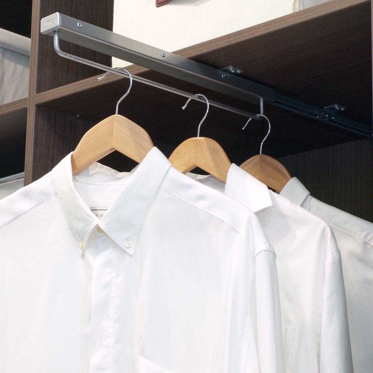 armariosimor's tweet photo. ¿Tu armario no tiene fondo suficiente para barras de colgar con perchas?
El soporte percha extraíble te permite colgar prendas frontalmente y acceder a las mismas de forma cómoda.
Una solución global para tu interior o complemento para aumentar la capacidad de prendas colgadas. https://t.co/z0mtntUz43