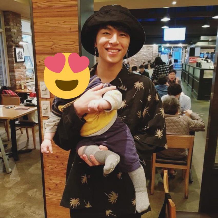 koojunhoe_com's tweet photo. @tkwpcnfak #구준회 

Children's Day
어린이날

𝗝𝘂𝗻𝗵𝗼𝗲'𝘀 𝗺𝗼𝗺𝗲𝗻𝘁𝘀 𝘄𝗶𝘁𝗵 𝗰𝗵𝗶𝗹𝗱𝗿𝗲𝗻
주내랑 아가들이랑

아기와 강아지를 좋아한다던 준회 삼촌 https://t.co/o2oEFbcW3c