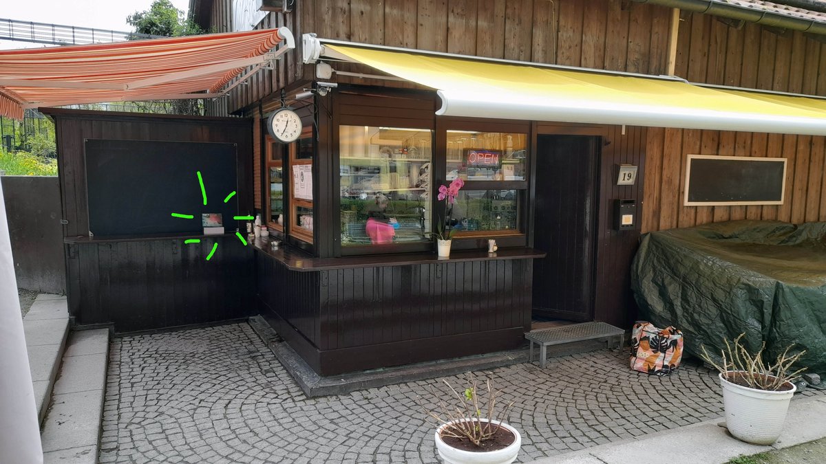 #curtDealer
Der urige Kiosk "Lily's Snack Bar" auf der Postwiese nahe des Weißenburger Platzes in #Haidhausen hat nicht nur lecker Schörlchen, sondern neuerdings auch unser neues Mag #94 im Angebot. 😍 
Pariser/Lothringer Straße 
MO-FR 9.30–16 Uhr und am WE bei schönem Wetter