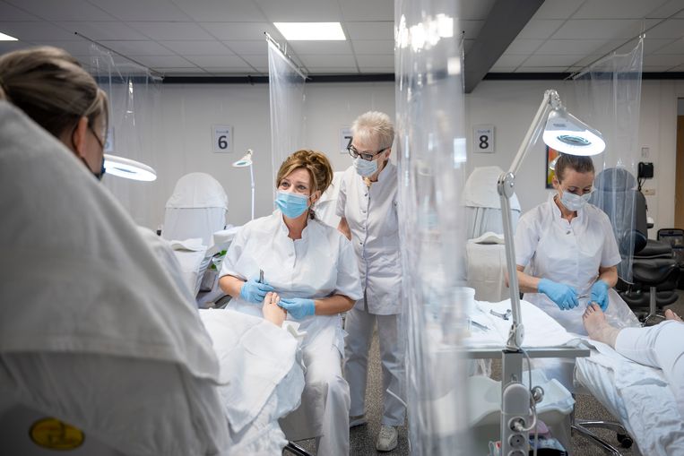 Vandaag in <a href="/trouw/">Trouw</a>: Onze pilot Van Werk naar Werk!
25 mensen die door corona hun baan dreigden te verliezen, zijn begeleid naar iets heel anders. Het resultaat van dit proefproject is veelbelovend: 17 van hen vonden nieuw werk. Volledige artikel ➡️lnkd.in/e6sFaiv