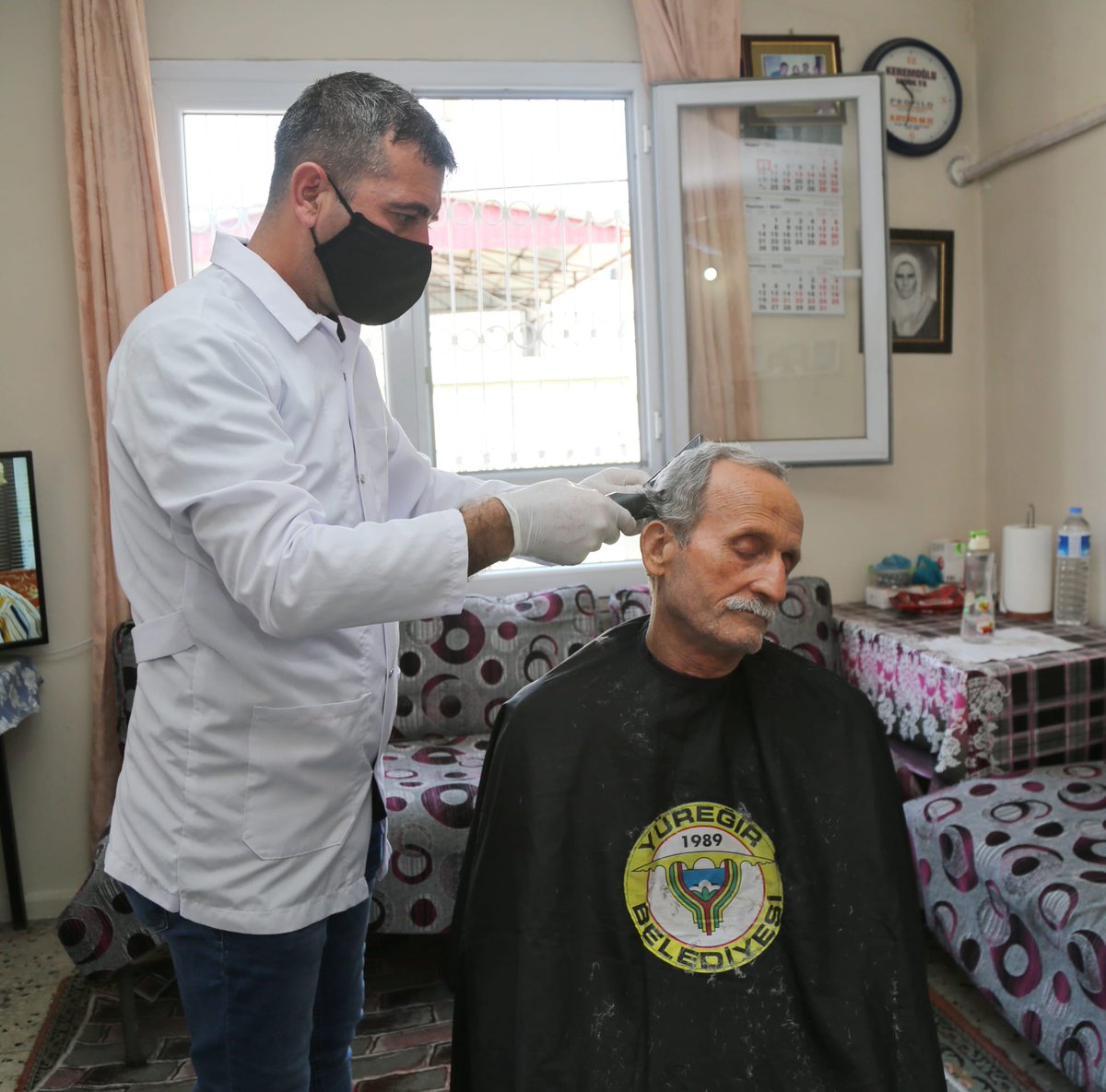 Tam kapanma sürecinde ihtiyaçlarını karşılayamayan bakıma muhtaç yaşlı ve engelli bireylerimize yönelik tıraş uygulamamız devam ediyor.✂️🪞

☎️ 444 80 44

#BizimDerdimizİnsan