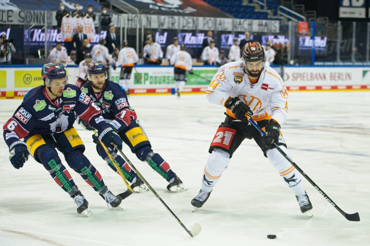 Wer krönt sich zum 💯 Meister der 🇩🇪 Eishockey-Geschichte? Den <a href="/grizzlys_wob/">Grizzlys Wolfsburg</a> fehlt nur noch ein Sieg, die <a href="/Eisbaeren_B/">Eisbären Berlin</a> wollen das Comeback. <a href="/SPORT1/">SPORT1</a> zeigt Spiel 2 im #PENNYDEL-Finale heute live ab 19:25 Uhr mit <a href="/PatBernecker/">Patrick Bernecker</a> &amp; <a href="/schuby13/">Christoph Schubert</a>  am Mikro. #schnellstezeit  #WOBvsEBB 🏒🏆🔥
