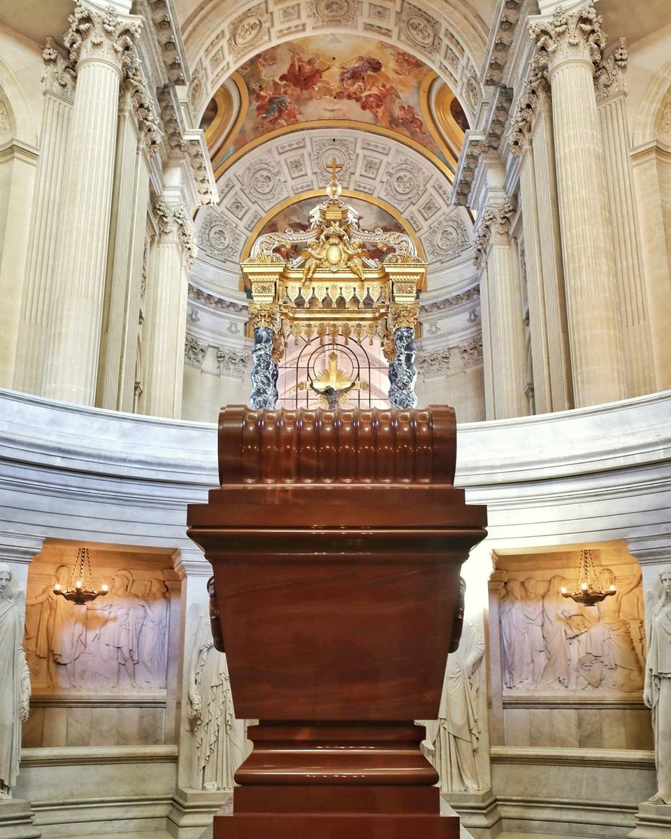 🔵 𝗡𝗔𝗣𝗢𝗟𝗘𝗢𝗡 𝗡'𝗘𝗦𝗧 𝗣𝗟𝗨𝗦 | #Napoleon décède le 5 mai 1821, il y a tout juste 200 ans. ❤ En décembre 1840, son cercueil est installé sous le dôme des Invalides ; un magnifique tombeau est construit pour l'ancien Empereur des Français.