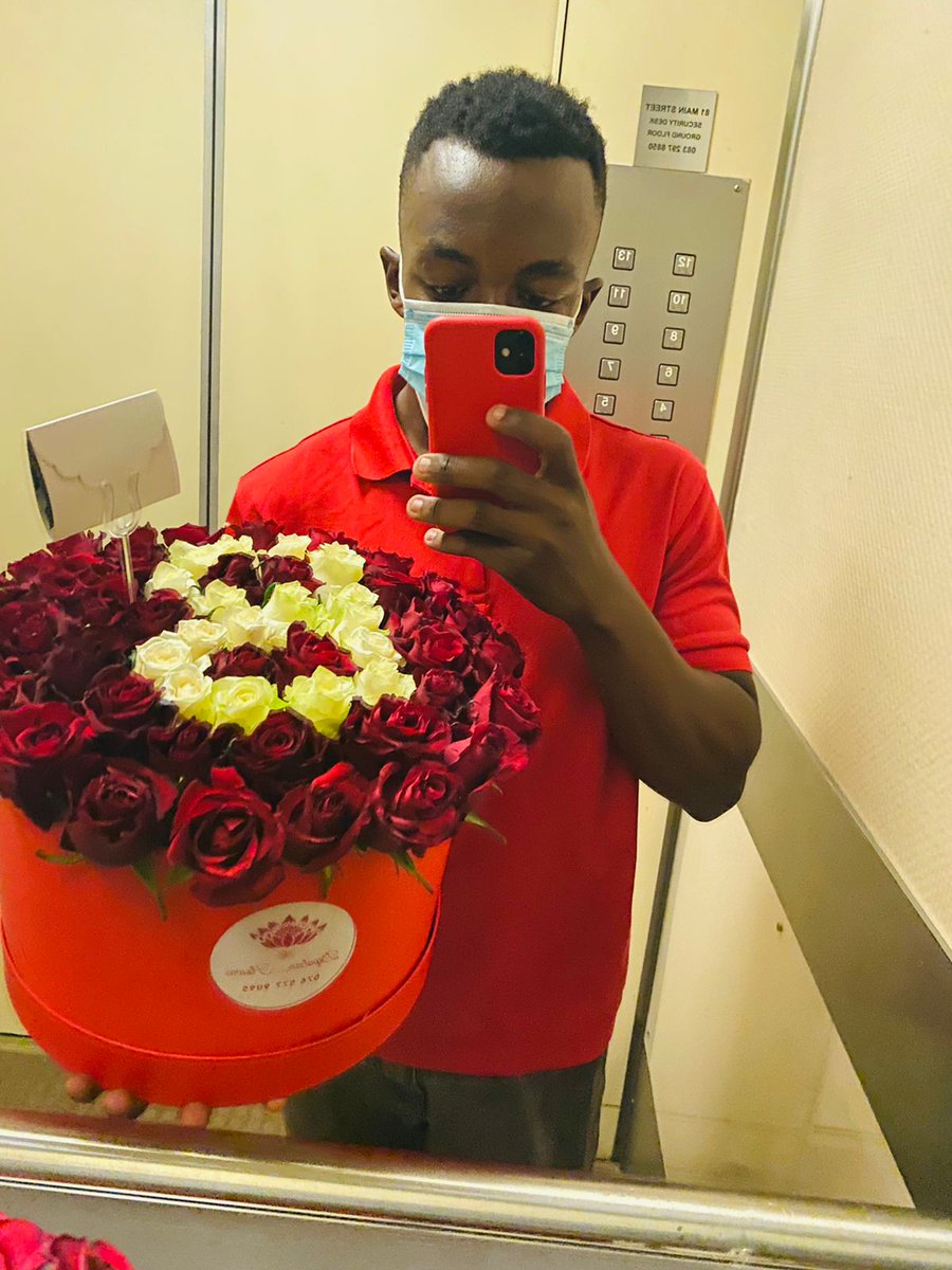 dipalesa_flowas's tweet image. Our most trusted driver. He never miss an apotunity to take himself selfies with arrangements 😍.
__
#boxedroses