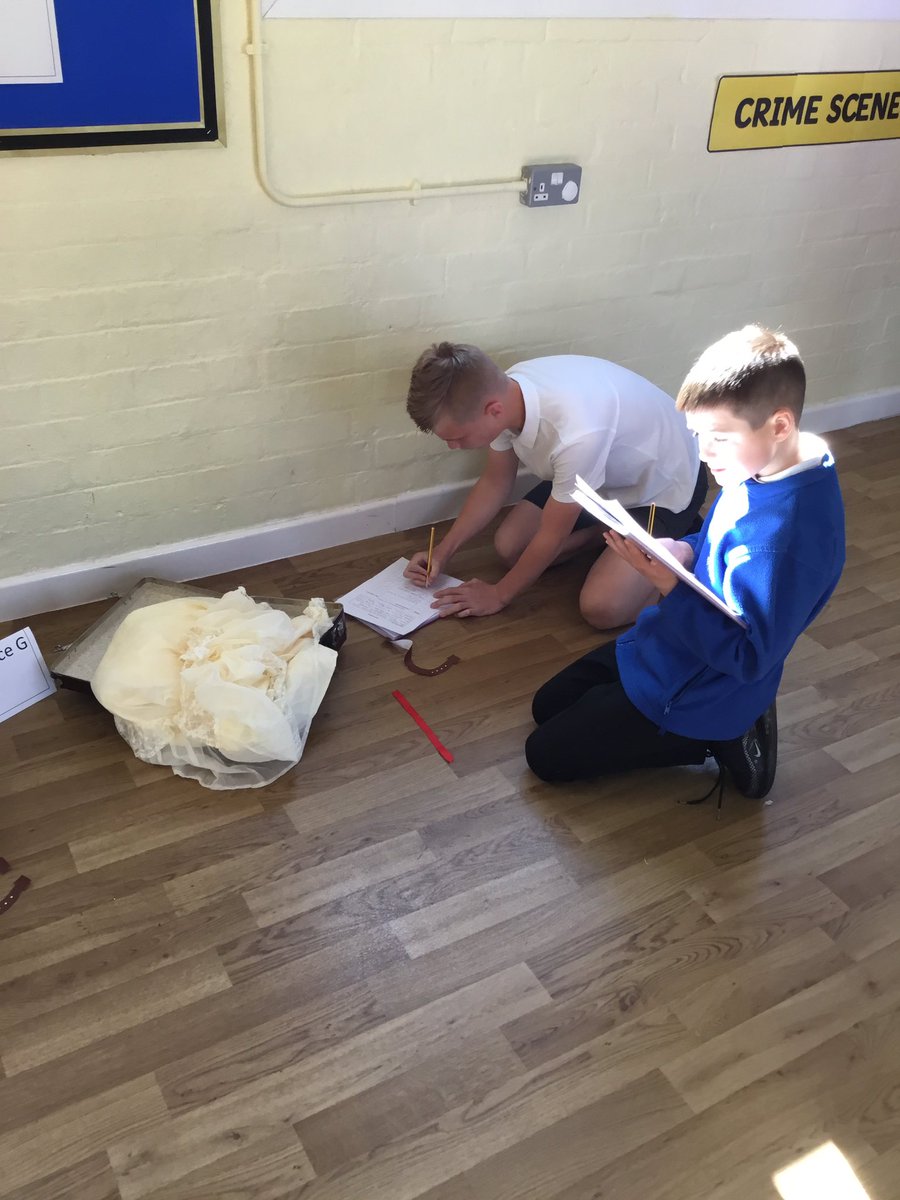 latimerprimary's tweet image. #ClassAC and #ClassTJ have spent this morning investigating a crime 🕵🏽‍♀️🕵🏻‍♂️.
After gathering evidence at the crime scene, the children listened to and analysed suspect interviews. 
They will be deciding who they want to prosecute tomorrow!
