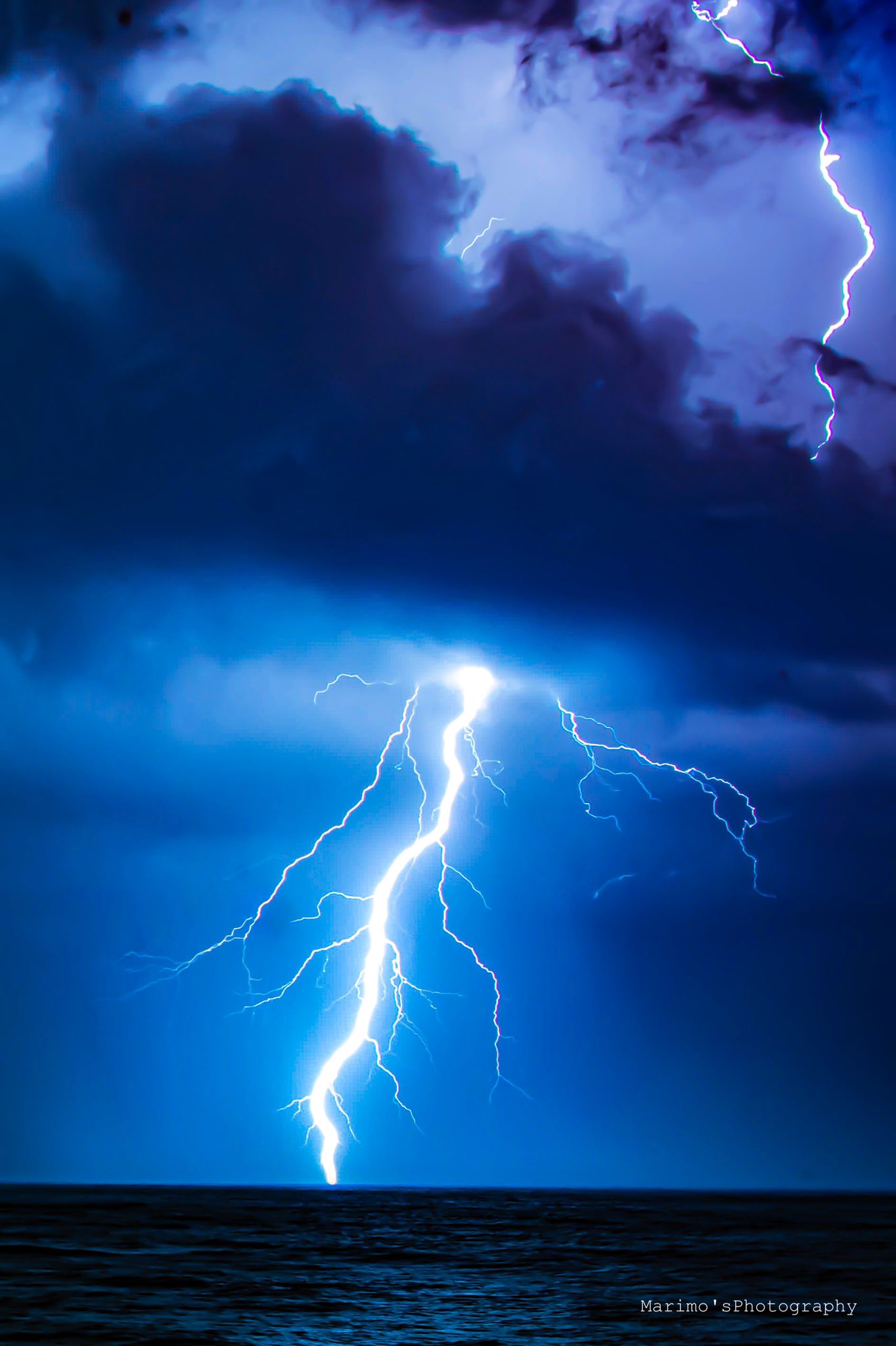 まりも 海に落ちる雷 まるで白竜 神々しさをも感じます 縦構図 Lightning Struck Photography 雷 Thunder Lightning 天気の図鑑 写真好きな人と繋がりがたい T Co Qxtwhrfppj Twitter