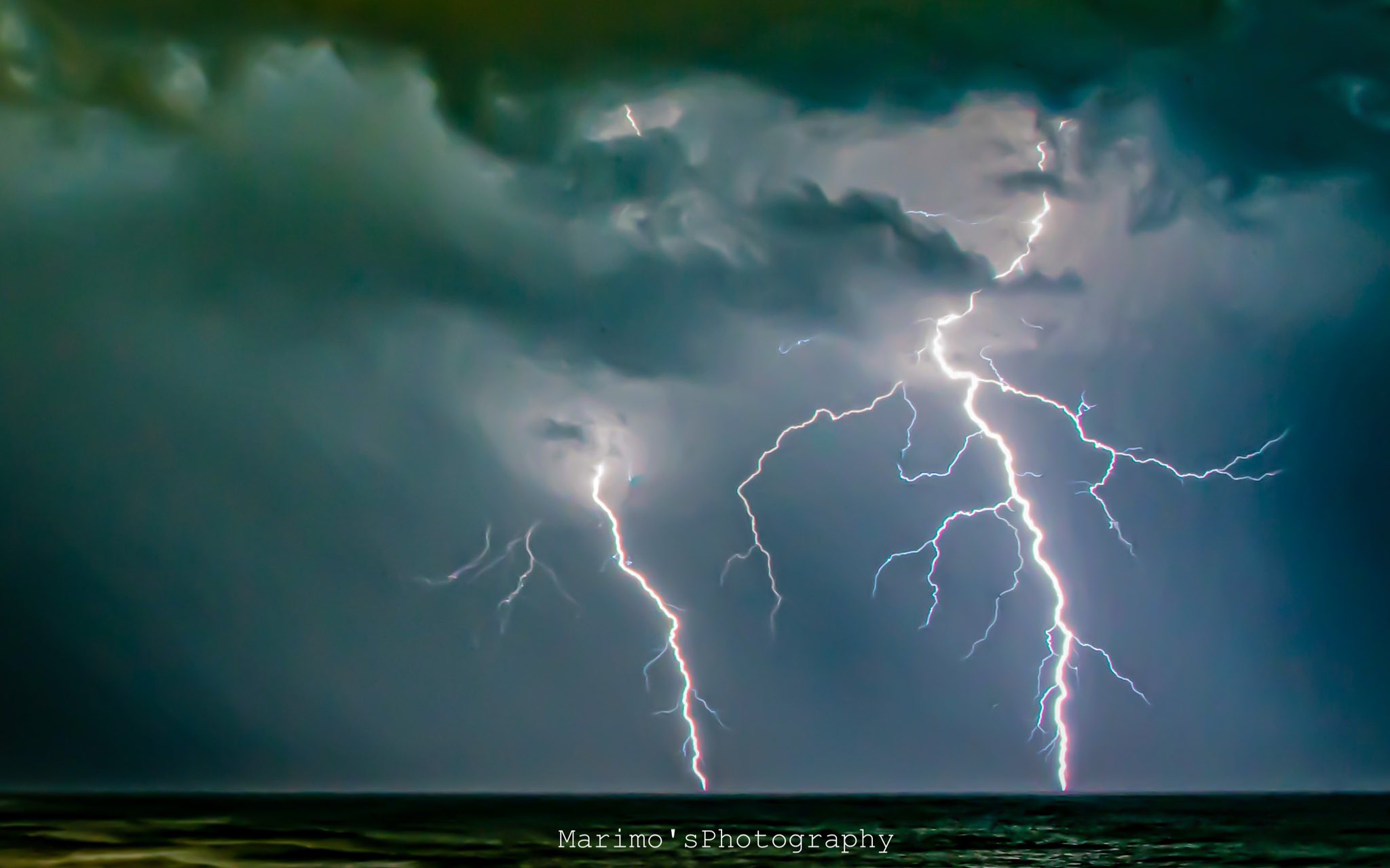 まりも En Twitter 海に落ちる雷 まるで白竜 神々しさをも感じます 縦構図 Lightning Struck Photography 雷 Thunder Lightning 天気の図鑑 写真好きな人と繋がりがたい T Co Qxtwhrfppj Twitter