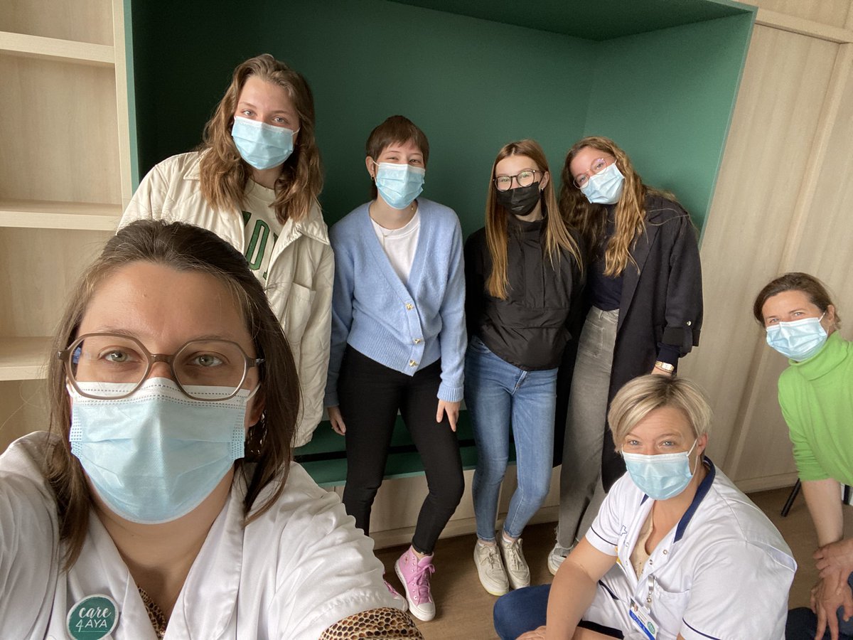 Vandaag ontving #Care4AYA van Febe Cnockaert, Marie Wieme, Linde Mornie en Arina Surev van Bernardusscholen Technicum zelfgemaakte ondersteuningskaartje en een passende leuke attentie voor AYA’s (jongeren met kanker) in UZ Gent! #AYA