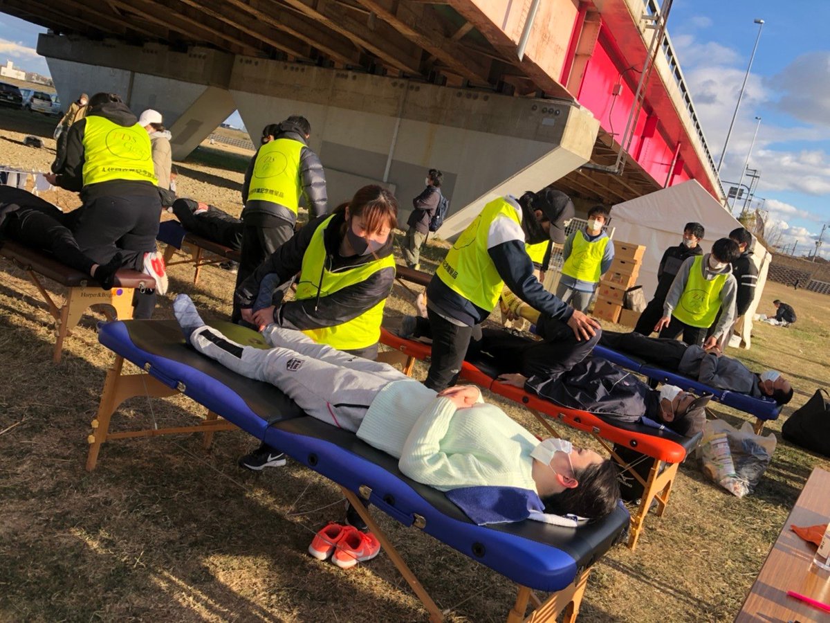 pdsgroup313's tweet image. 【PDS Group 活動紹介✨】
〜トレーナーブース〜

マラソン大会に帯同して走り終わったランナーさんにストレッチをかけます💪
ストレッチをやったことない学生も先輩から教わりながら出来るので安心☺️
現場を経験したい方は是非！
楽しく活動してます🙌

#PDSGroup 
#学生トレーナー 
#トレーナー活動